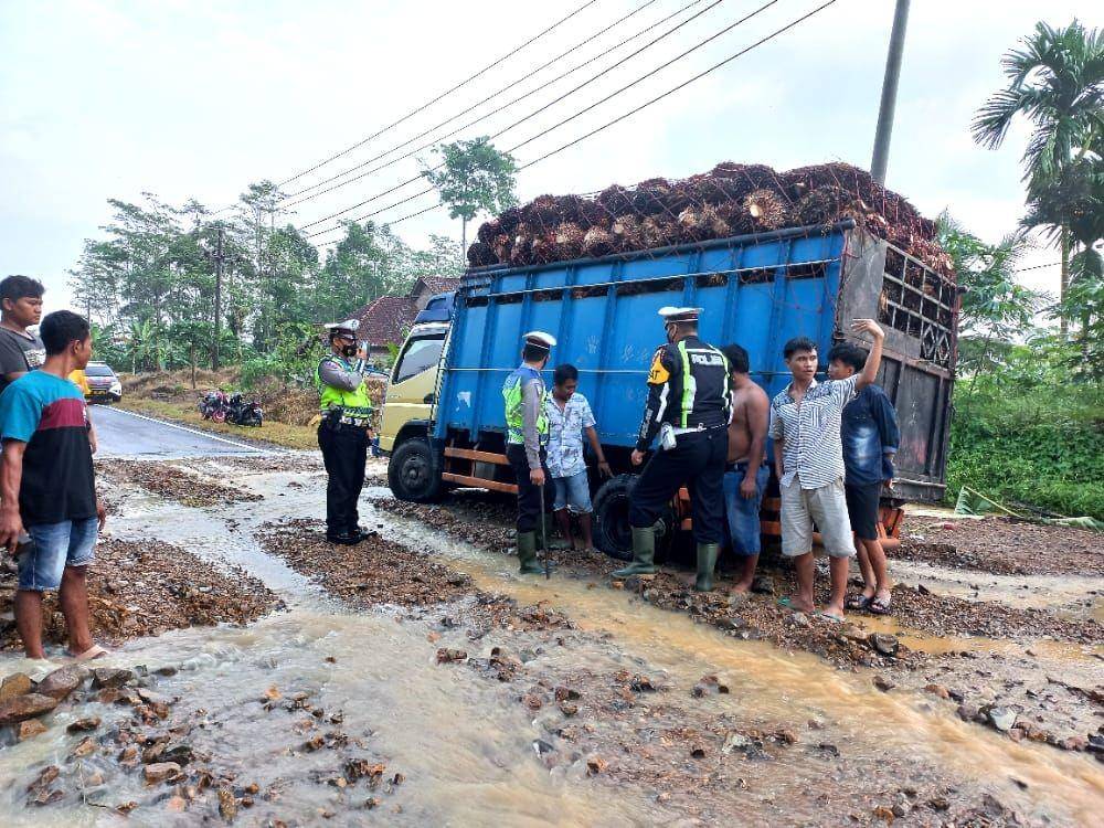Pasca hujan deras tadi malam, musibah banjir dan longsor kembali terjadi di Jalan Lintas Barat (Jalinbar) Kecamatan Semaka Kabupaten Tanggamus, Selasa (31/8/21) pagi. (IDN Times/Istimewa).