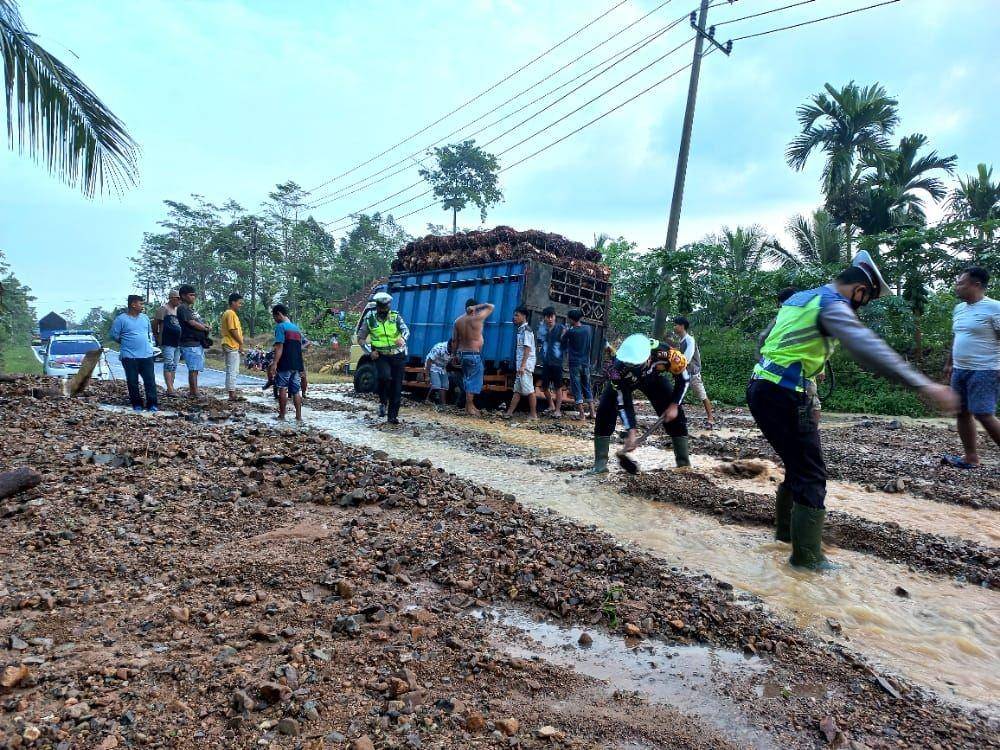 Pasca hujan deras tadi malam, musibah banjir dan longsor kembali terjadi di Jalan Lintas Barat (Jalinbar) Kecamatan Semaka Kabupaten Tanggamus, Selasa (31/8/21) pagi. (IDN Times/Istimewa).