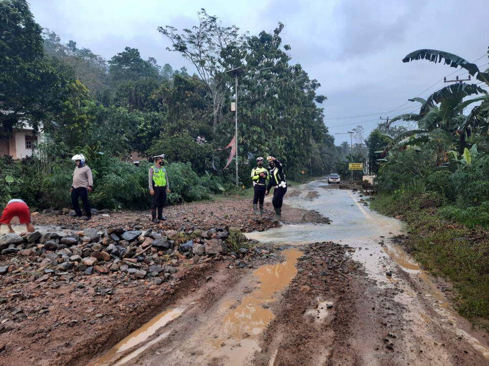 Pasca hujan deras tadi malam, musibah banjir dan longsor kembali terjadi di Jalan Lintas Barat (Jalinbar) Kecamatan Semaka Kabupaten Tanggamus, Selasa (31/8/21) pagi. (IDN Times/Istimewa).