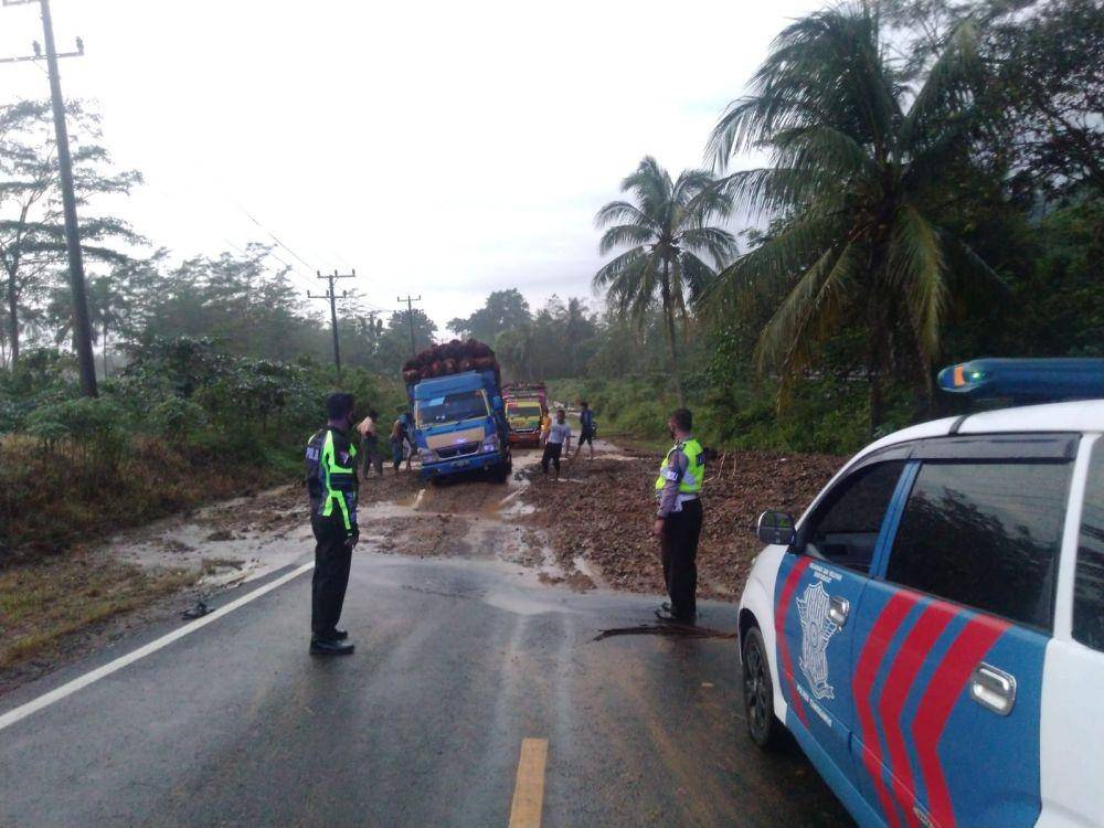 Pasca hujan deras tadi malam, musibah banjir dan longsor kembali terjadi di Jalan Lintas Barat (Jalinbar) Kecamatan Semaka Kabupaten Tanggamus, Selasa (31/8/21) pagi. (IDN Times/Istimewa).