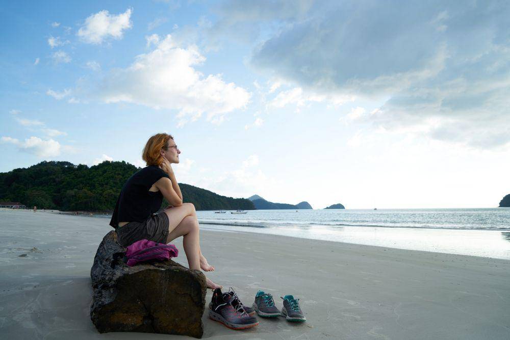 Ilustrasi wanita menatap laut. (pixabay.com/Engin Akyurt)