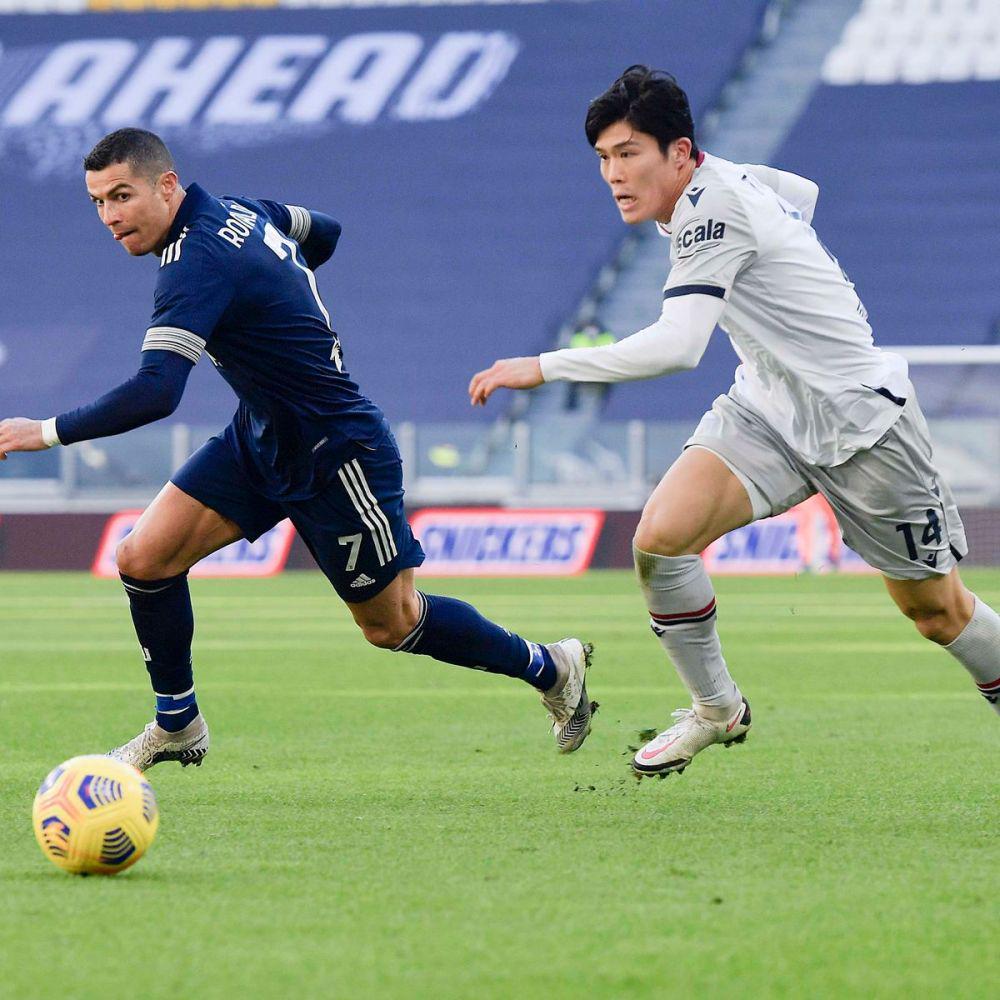 Takehiro Tomiyasu berebut bola dengah Cristiano Ronaldo (football.london)