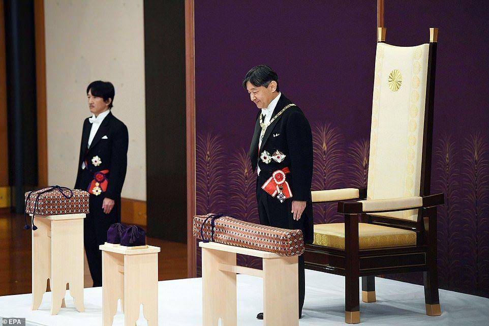 Kaisar Naruhito menerima tanda kerajaan berupa pedang dan permata rahasia kerajaan sebagai bukti suksesi selama upacara di Istana Kekaisaran di Tokyo. (dailymail.co.uk)