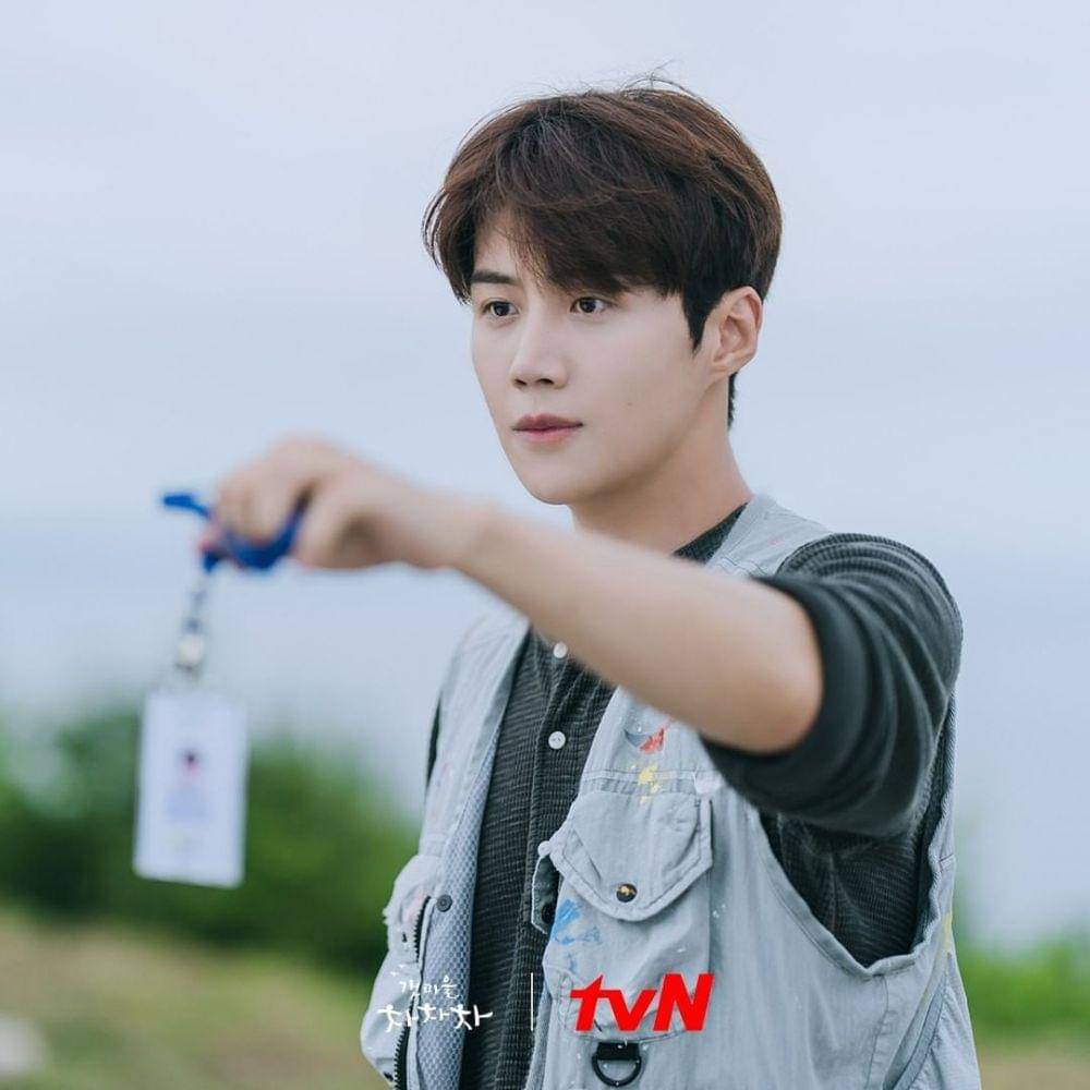 Kim Seon Ho sebagai Hong Du Shik di drama Hometown Cha-Cha-Cha (instagram.com/tvn_drama)