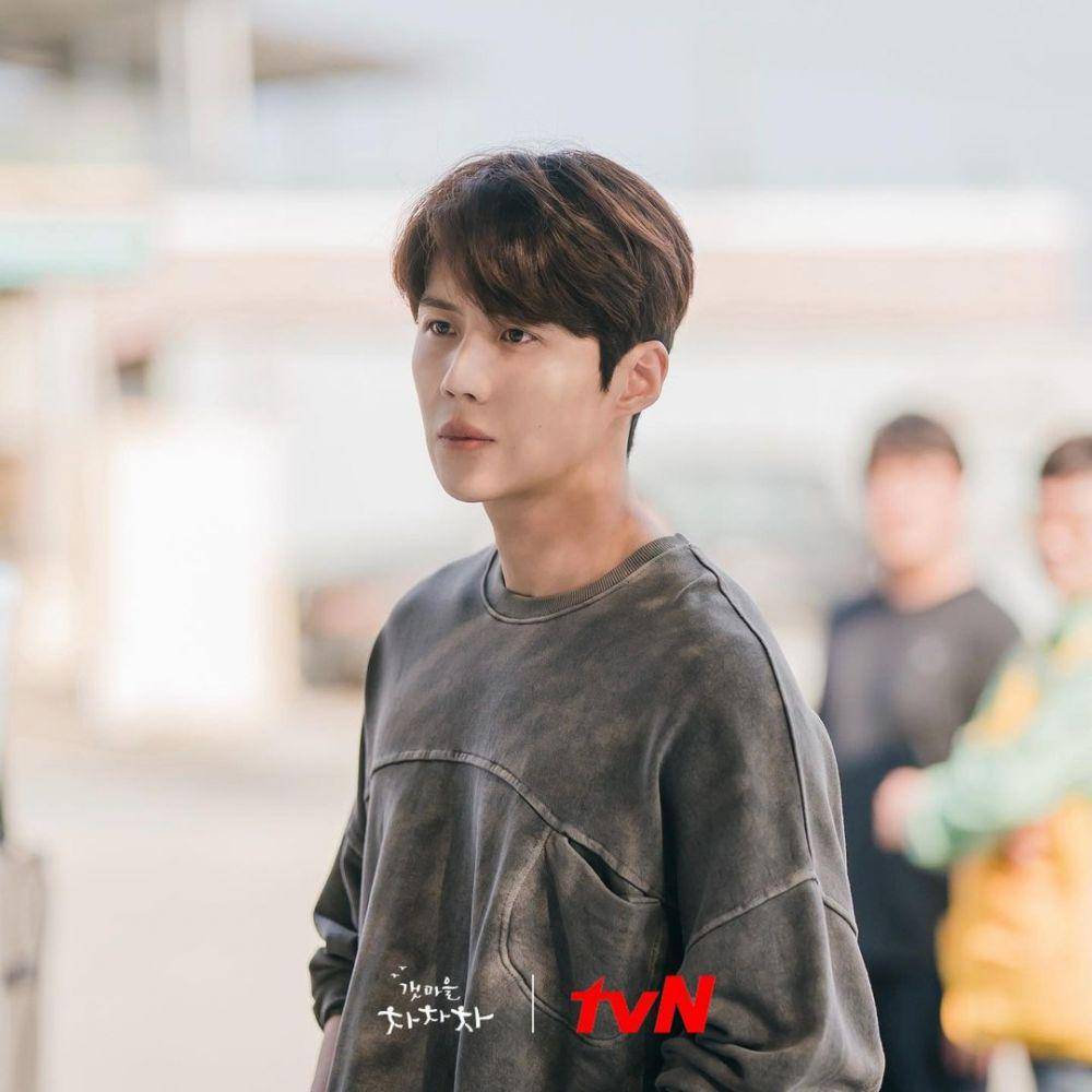 Kim Seon Ho sebagai Hong Du Shik di drama Hometown Cha-Cha-Cha (instagram.com/tvn_drama)
