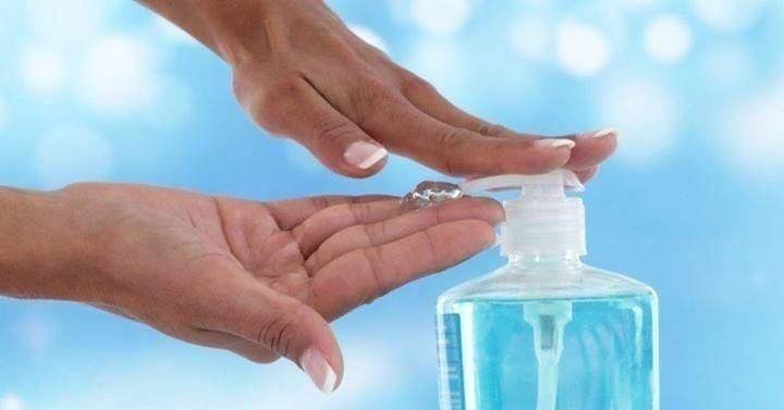 Ilustrasi menggunakan hand sanitizer (instagram.com/aloeverawestcoast)