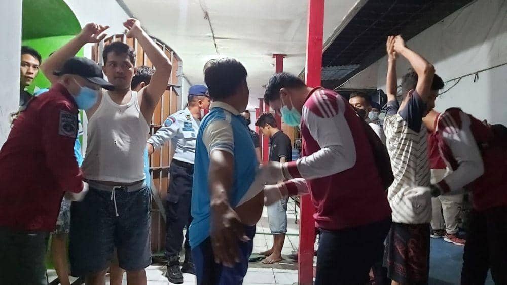 Penggeledahan di Lapas Jombang, Selasa (31/8/2021) malam. Dok. Humas Kemenkumhan Jatim.