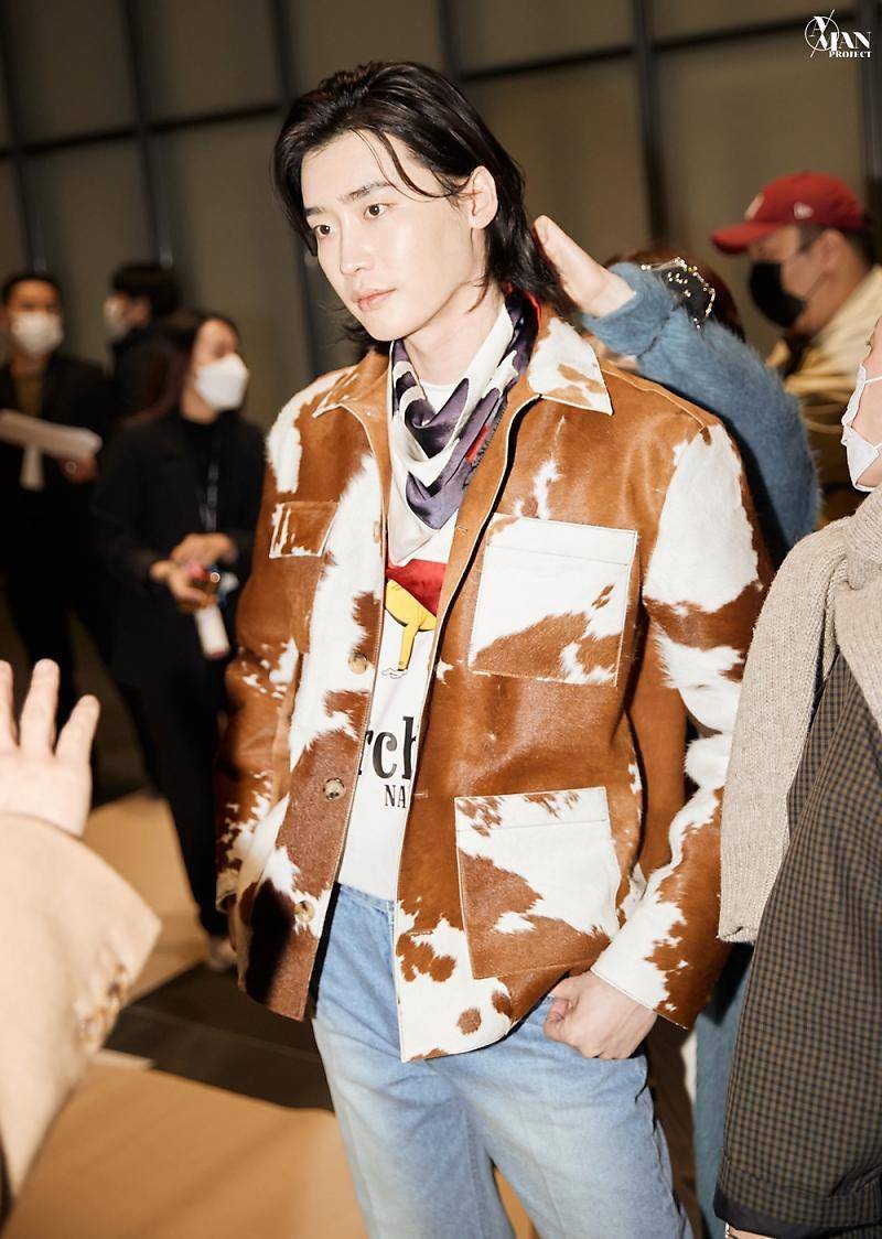 Lee Jong Suk (post.naver.com/A-MAN Project)