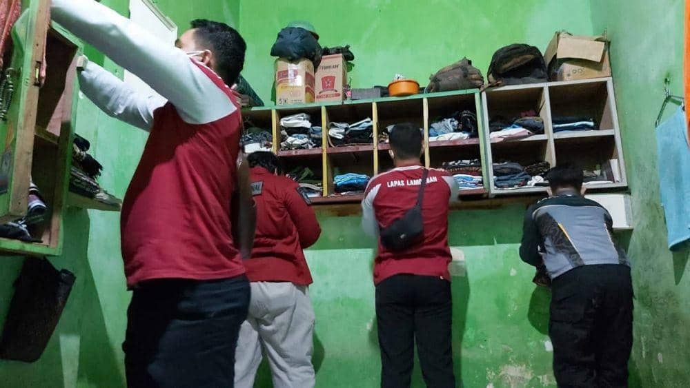 Penggeledahan di Lapas Jombang, Selasa (31/8/2021) malam. Dok. Humas Kemenkumhan Jatim.