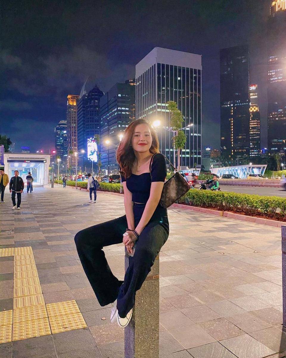 Wide leg pants ala Beby Tsabina (instagram.com/bebytsabina)