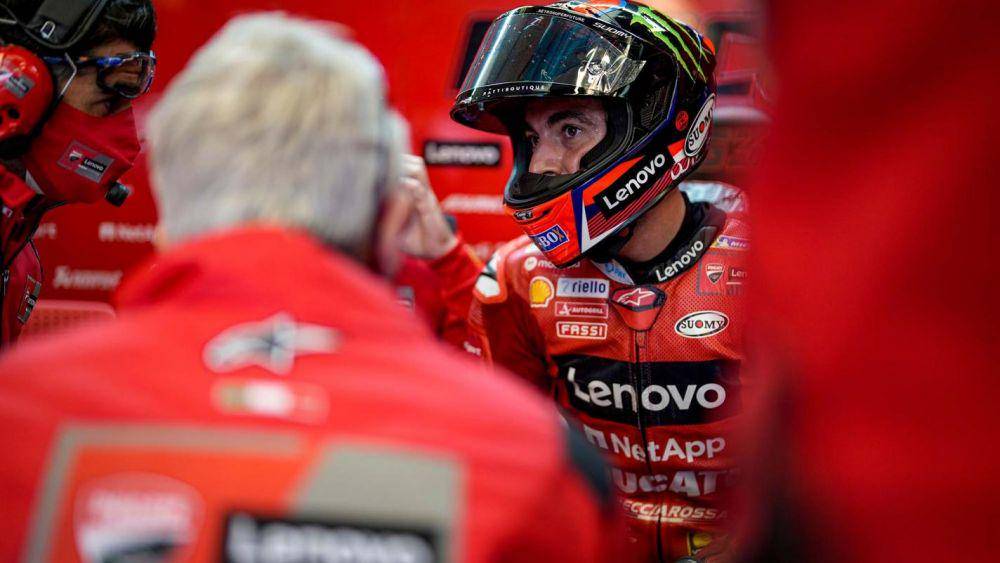 Bagnaia saat berada di garasi tim pada GP Inggris (motogp.com)