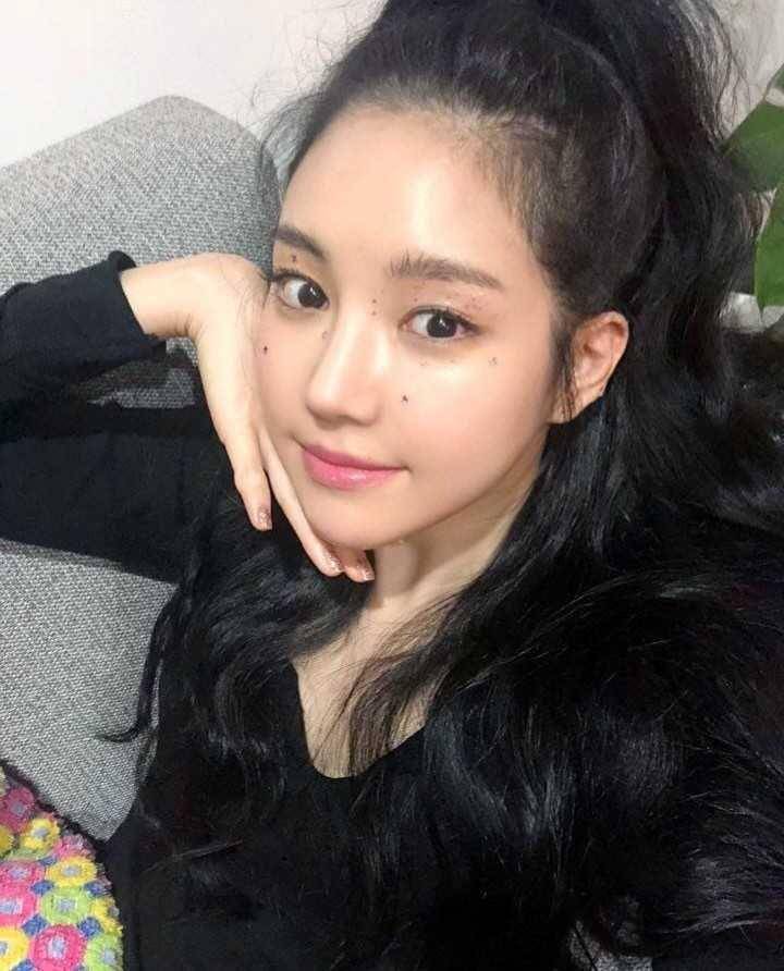 Son Naeun (instagram.com/apinks__naeun)