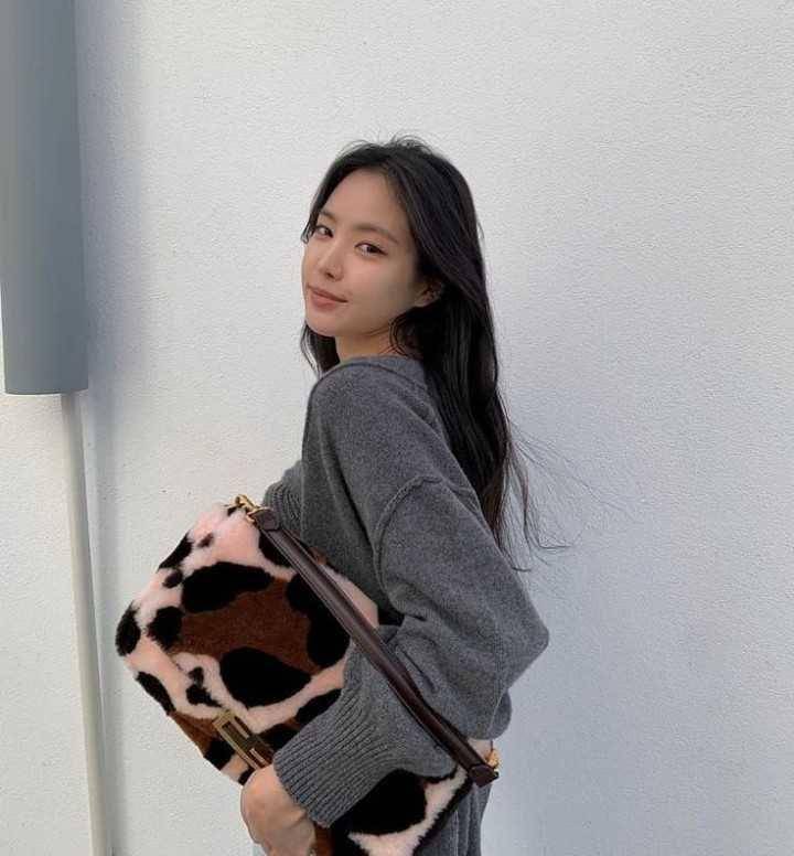 Son Naeun (instagram.com/apinks__naeun)