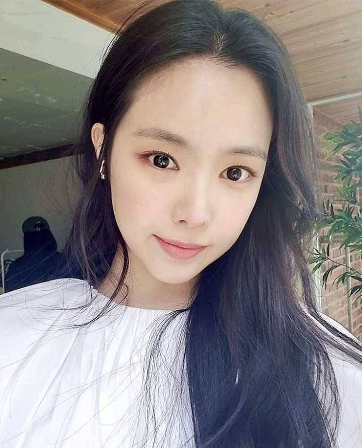 Son Naeun (instagram.com/apinks__naeun)