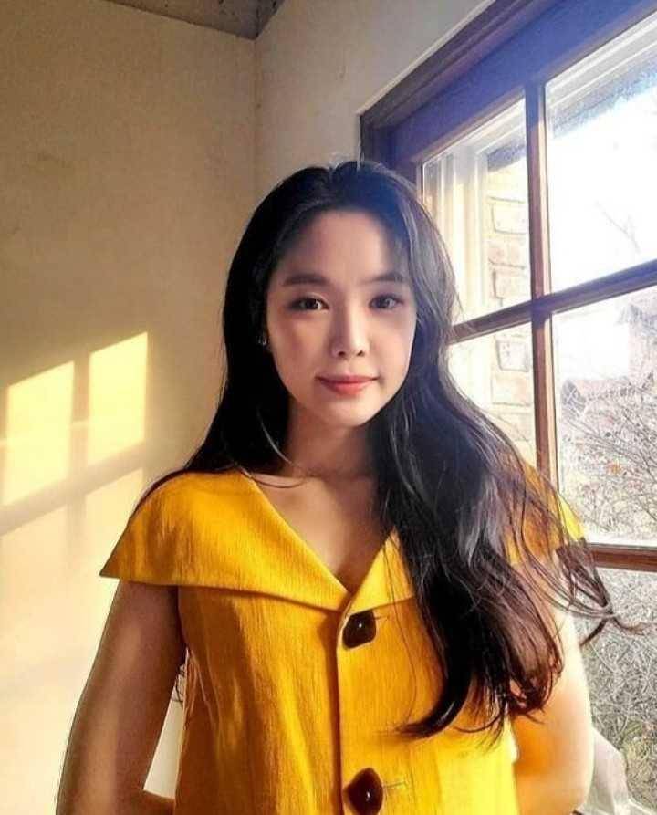 Son Naeun (instagram.com/apinks__naeun)