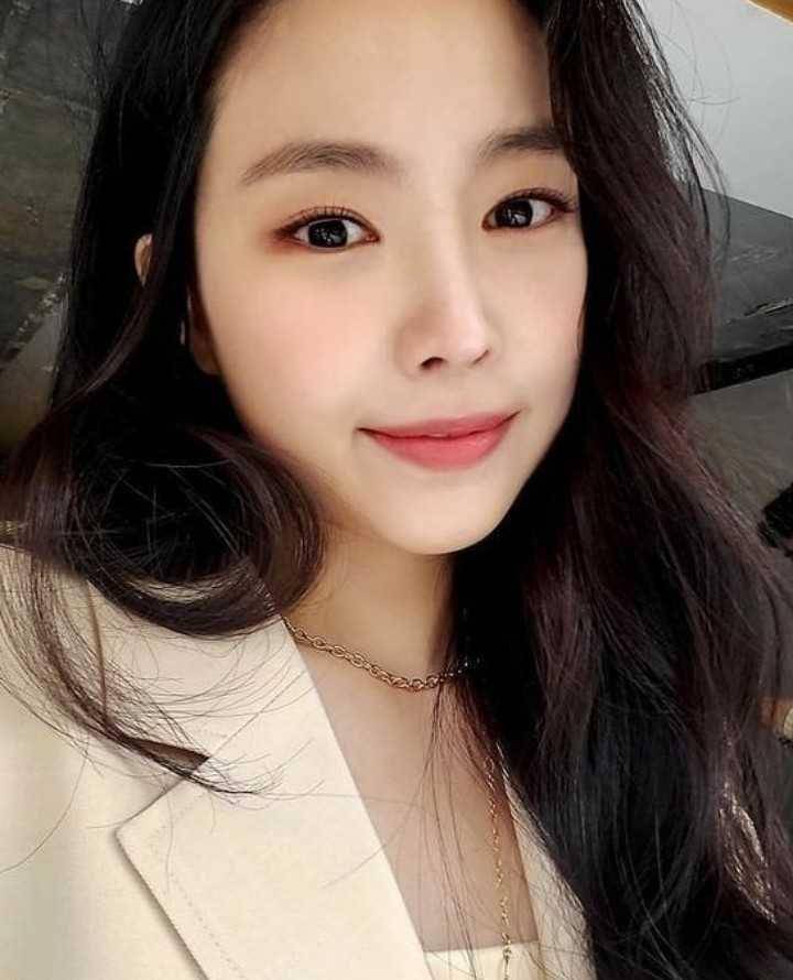 Son Naeun (instagram.com/apinks__naeun)