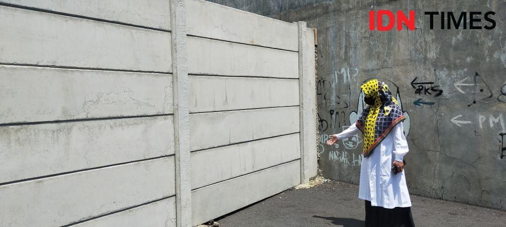 Jalan Ditutup Beton, Pelajar Tasikmalaya Akhirnya Lewat Pemakaman