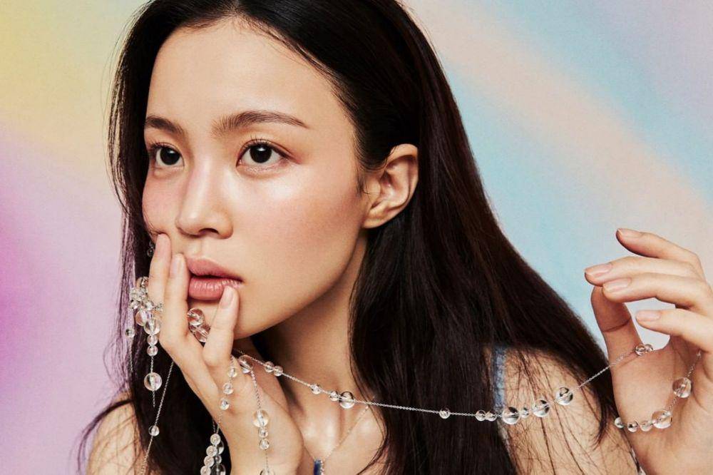 Lee Hi (twitter.com/AOMGOFFICIAL)