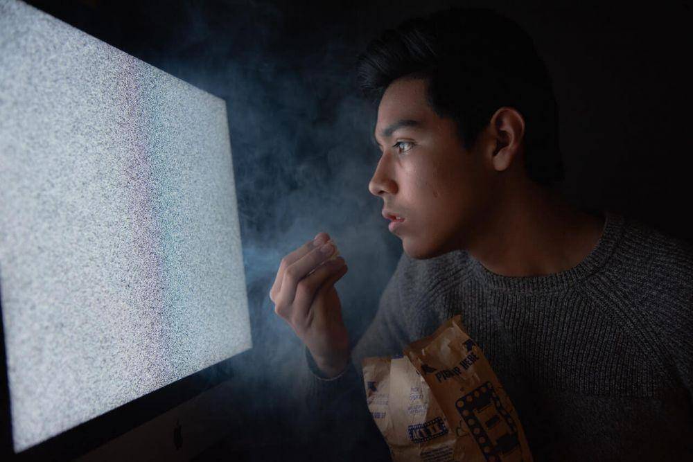 ilustrasi nonton sambil makan (pexels.com/Amateur Hu)