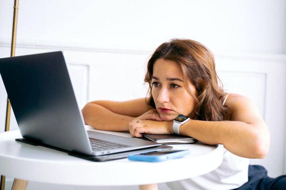 Ilustrasi seseorang melamun di depan laptop (pexels.com/Anna Tarazevich)