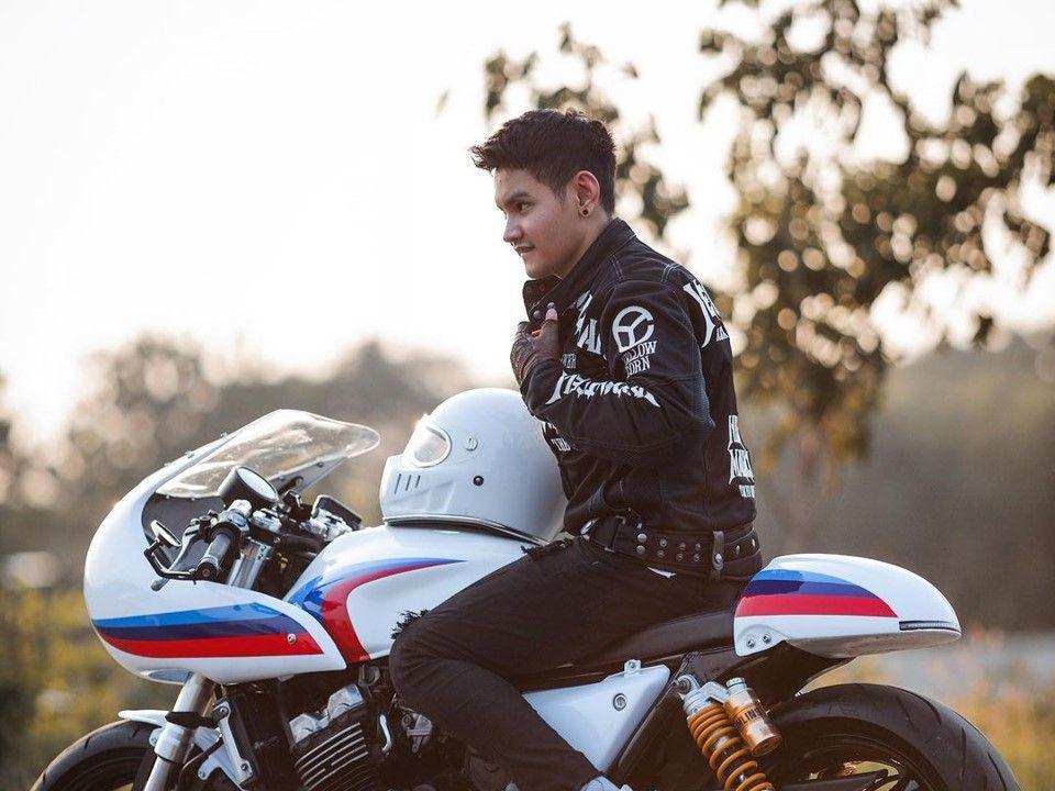 Papa Muda Hits, 10 Potret Keren Aditya Suryo saat Mengendarai Motor