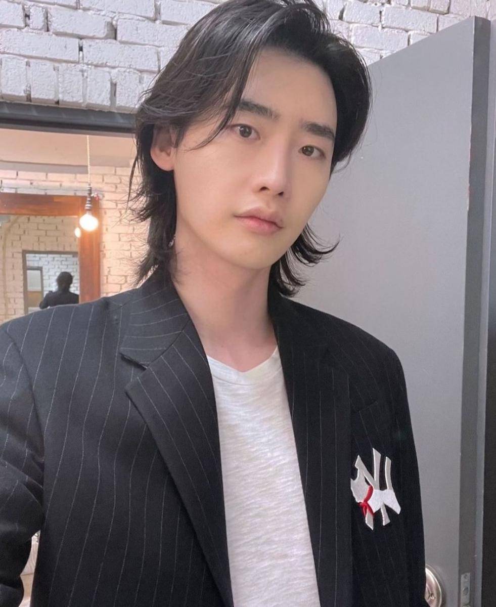 Lee Jong Suk (instagram.com/jongsuk0206)