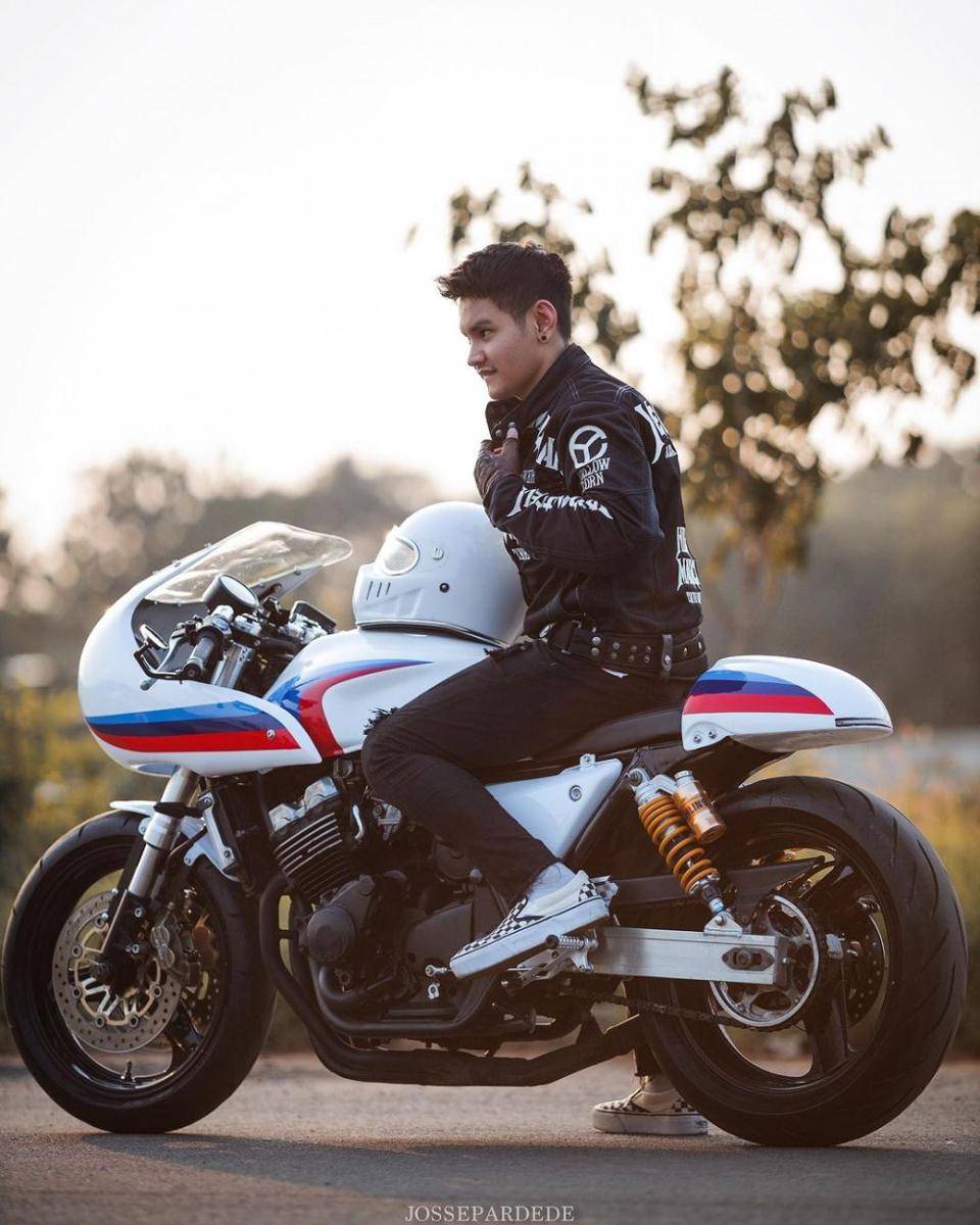 Aditya Suryo mengendarai motor. (instagram.com/aditsur88)