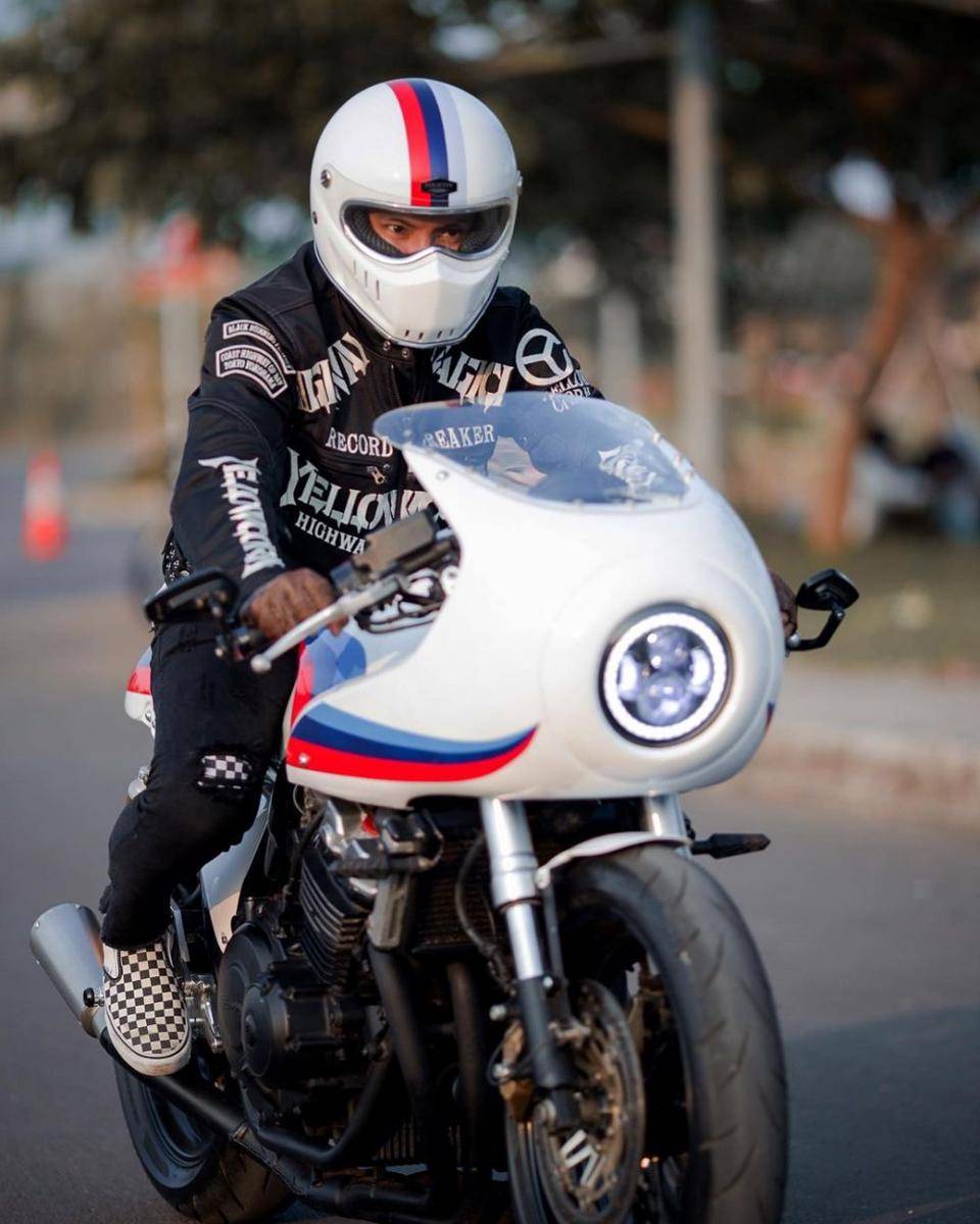 Aditya Suryo mengendarai motor. (instagram.com/aditsur88)