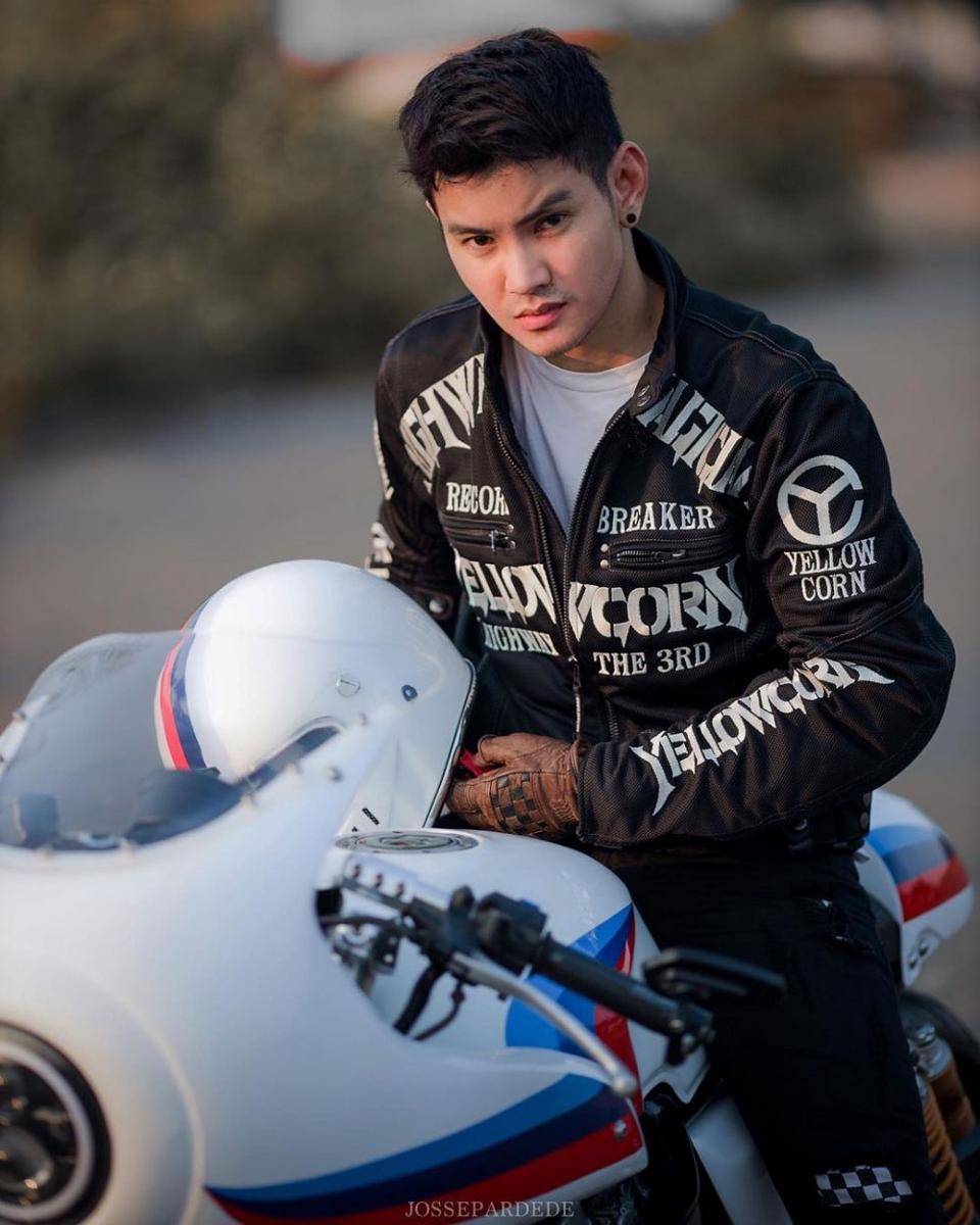Aditya Suryo mengendarai motor. (instagram.com/aditsur88)