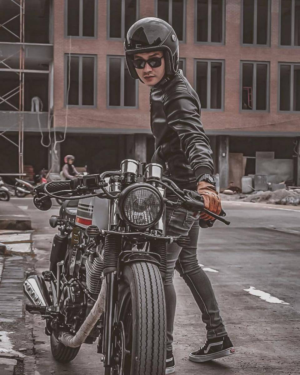 Aditya Suryo mengendarai motor. (instagram.com/aditsur88)