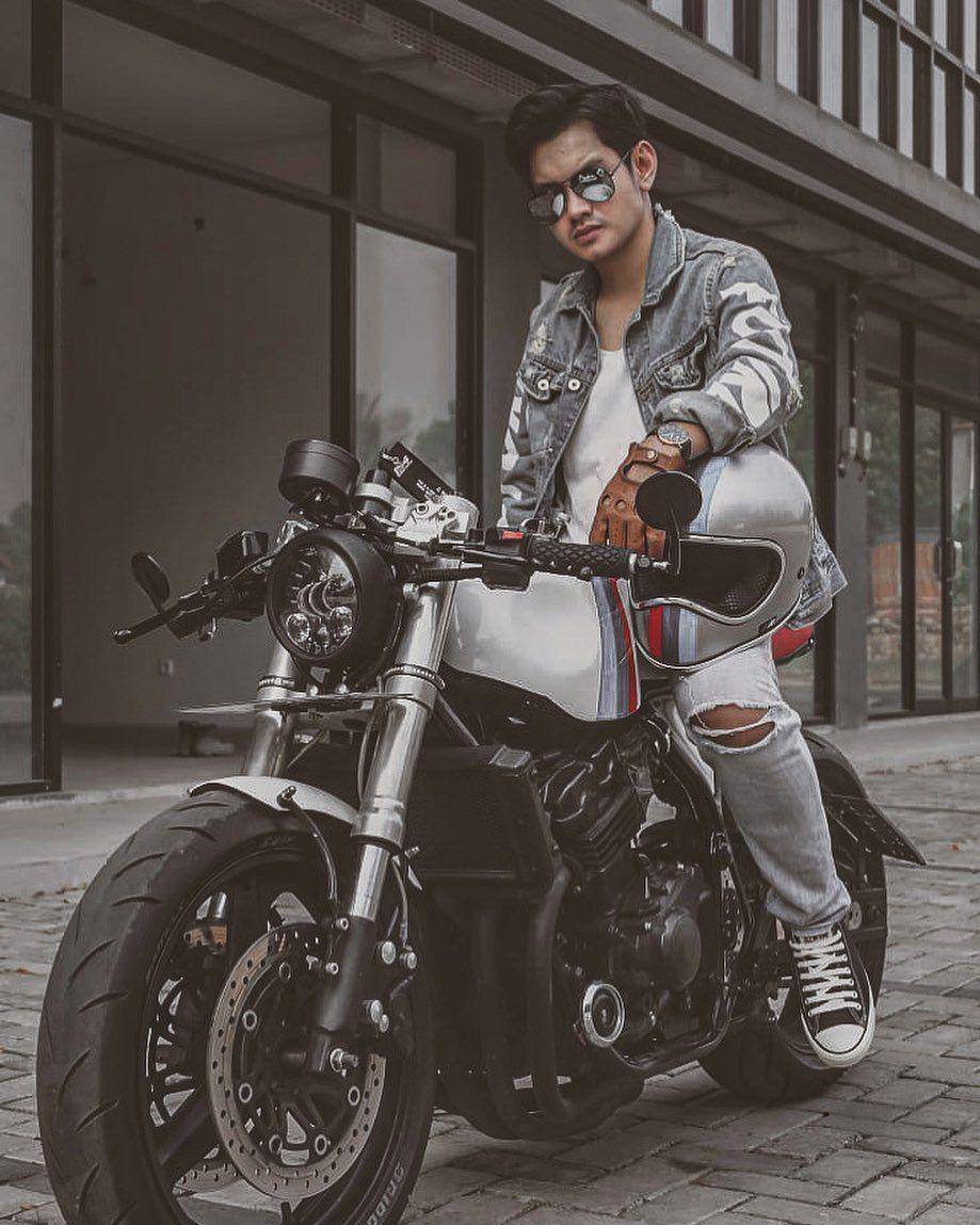 Aditya Suryo mengendarai motor. (instagram.com/aditsur88)