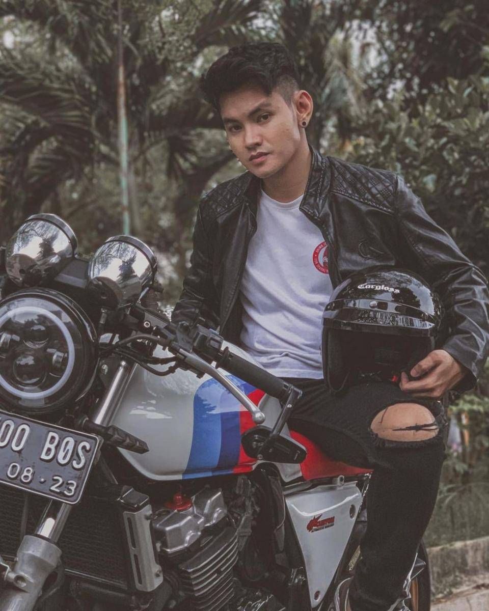 Aditya Suryo mengendarai motor. (instagram.com/aditsur88)