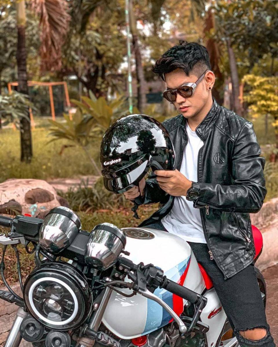 Aditya Suryo mengendarai motor. (instagram.com/aditsur88)
