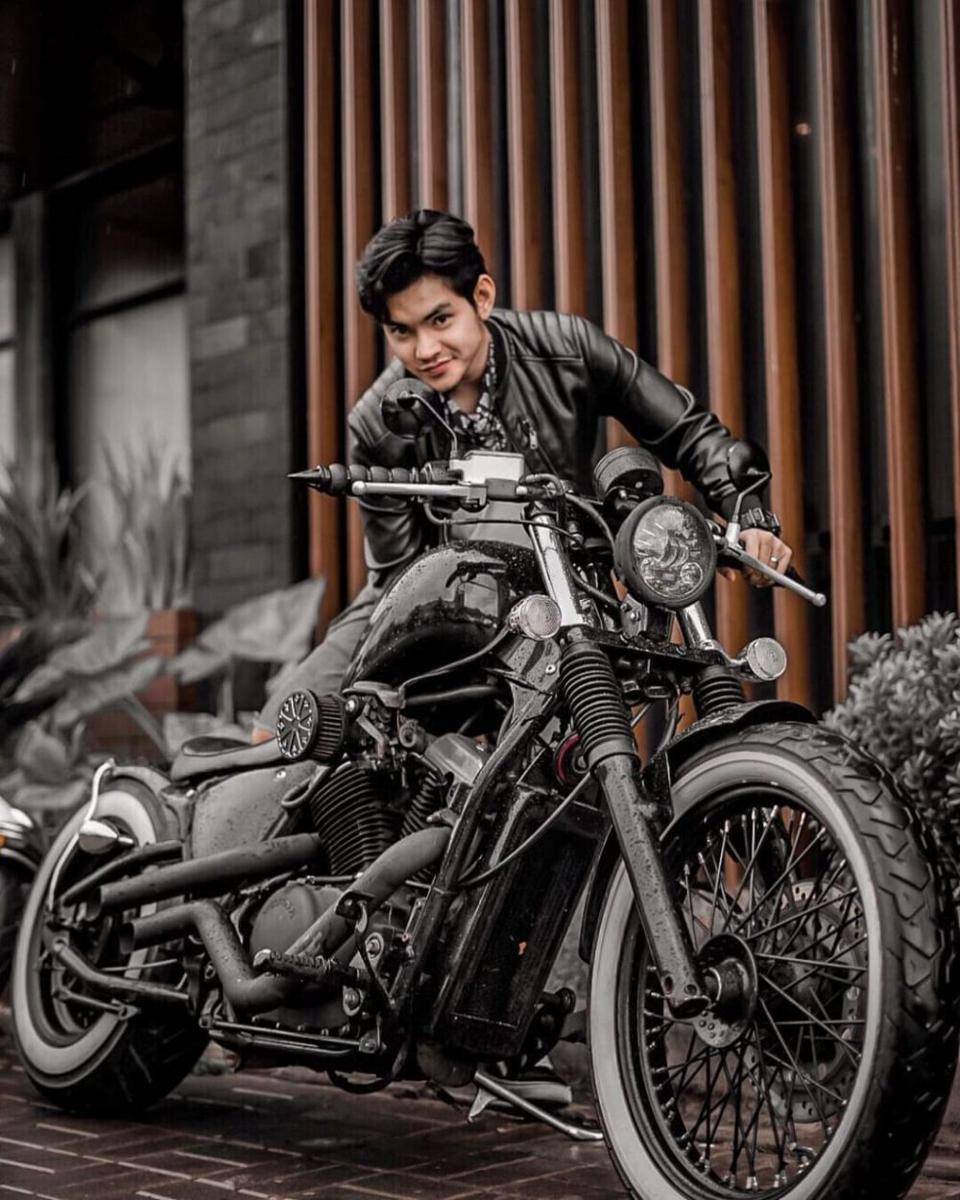 Aditya Suryo mengendarai motor. (instagram.com/aditsur88)