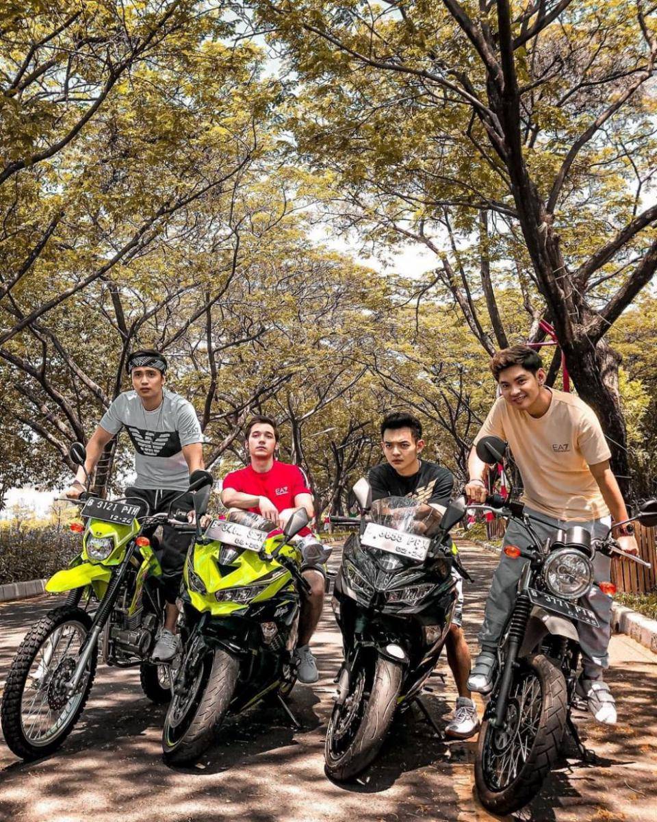 Aditya Suryo mengendarai motor. (instagram.com/aditsur88)