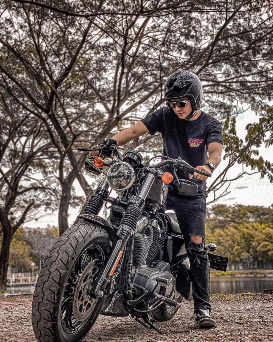 Aditya Suryo mengendarai motor. (instagram.com/aditsur88)