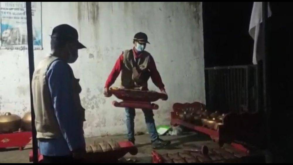 Screnshoot petugas membubarkan acara wayangan yang digelar anggota DPRD Tulungagung. IDN Times/ istimewa