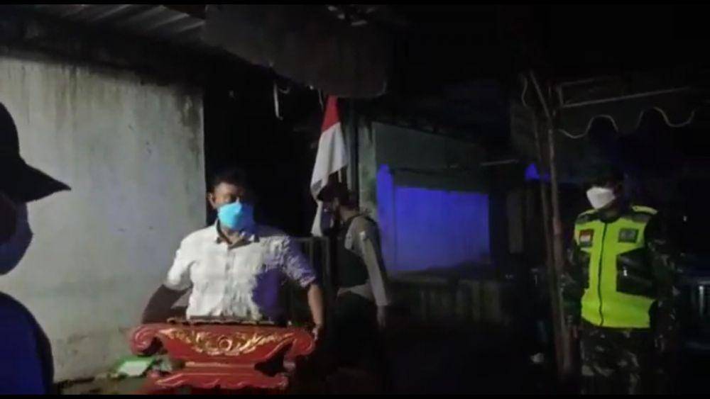 Screnshoot petugas membubarkan acara wayangan yang digelar anggota DPRD Tulungagung. IDN Times/ istimewa
