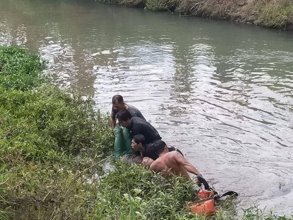 Warga saat berusaha mengevakuasi jenazah korban dari dasar sungai. IDN Times/ istimewa