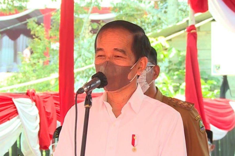 Presiden Jokowi berdialog bersama santri saat acara Vaksinasi Massal untuk Santri. (youtube.com/Sekretariat Presiden)