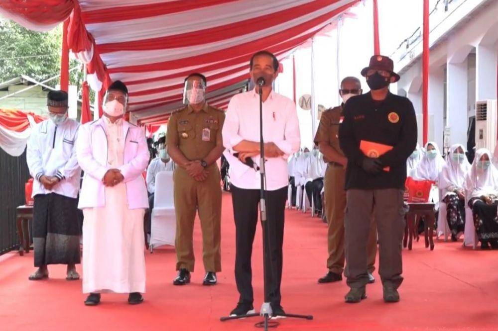 Presiden Jokowi berdialog bersama santri saat acara Vaksinasi Massal untuk Santri. (youtube.com/Sekretariat Presiden)