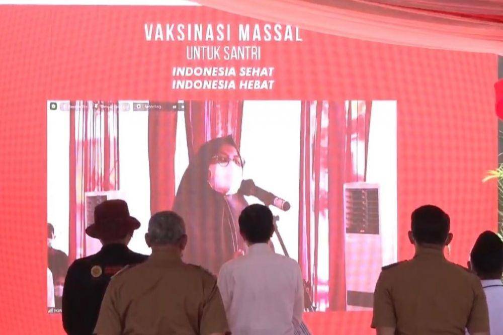 Presiden Jokowi berdialog bersama santri saat acara Vaksinasi Massal untuk Santri. (youtube.com/Sekretariat Presiden)