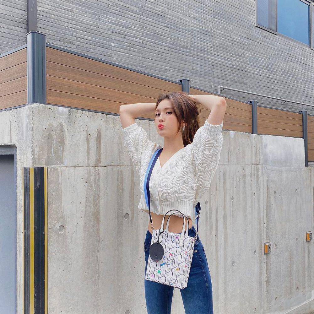 Celana jeans ala Jeon Somi (instagram.com/somsomi0309)