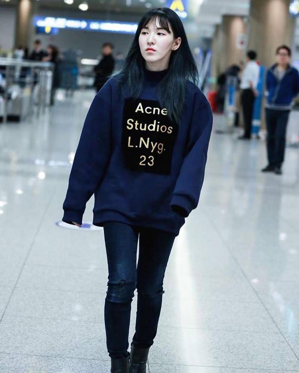 Bawahan celana jeans ala Wendy Red Velvet (instagram.com/redvelvetstyless)