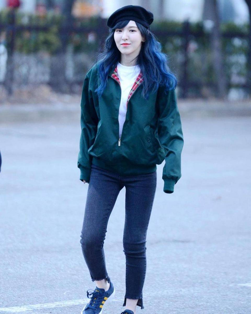 Bawahan celana jeans ala Wendy Red Velvet (instagram.com/redvelvetstyless)