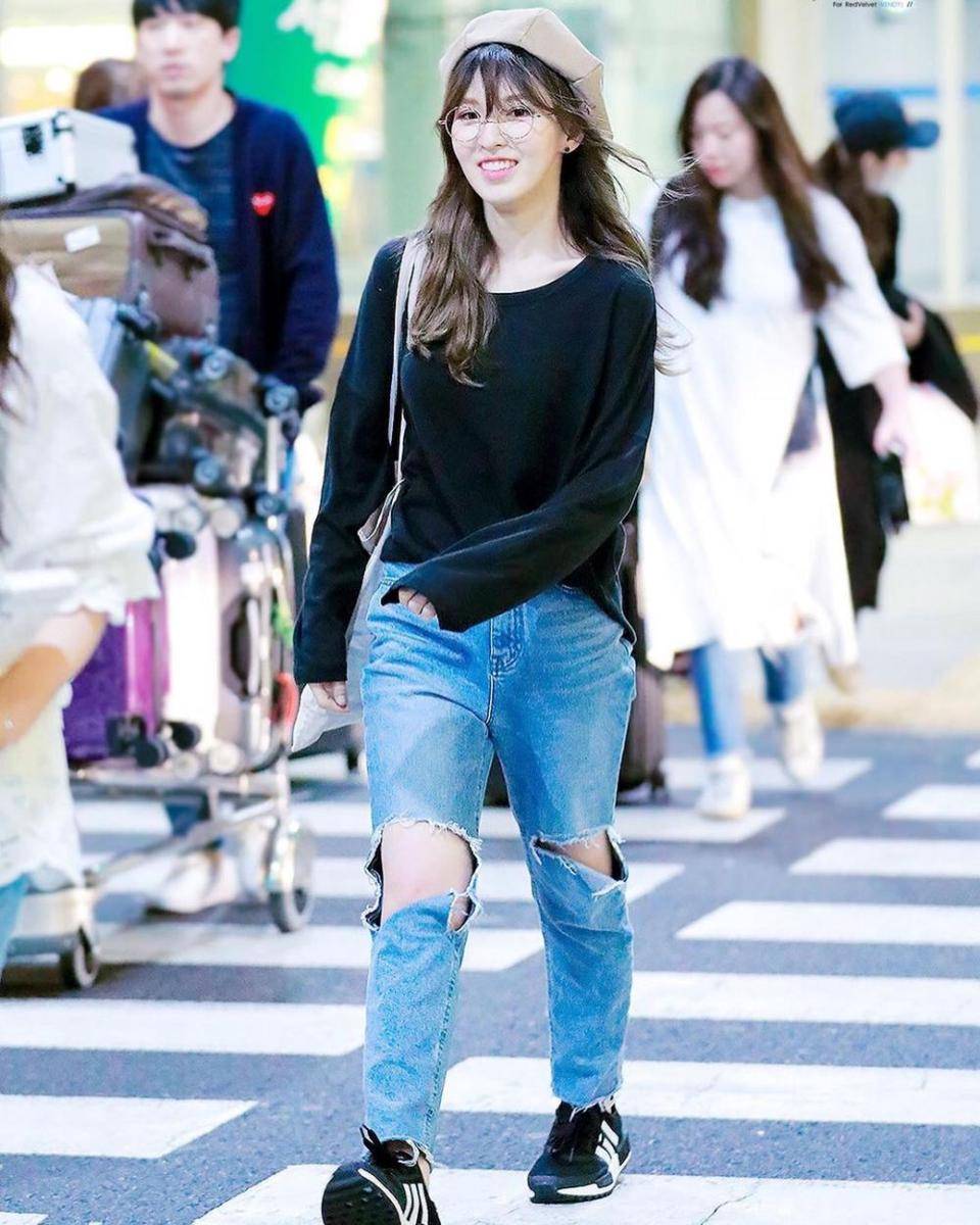 Bawahan celana jeans ala Wendy Red Velvet (instagram.com/redvelvetstyless)
