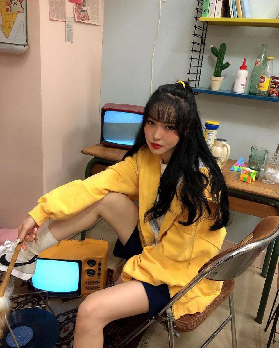 Yuju eks GFRIEND (instagram.com/yuuzth)