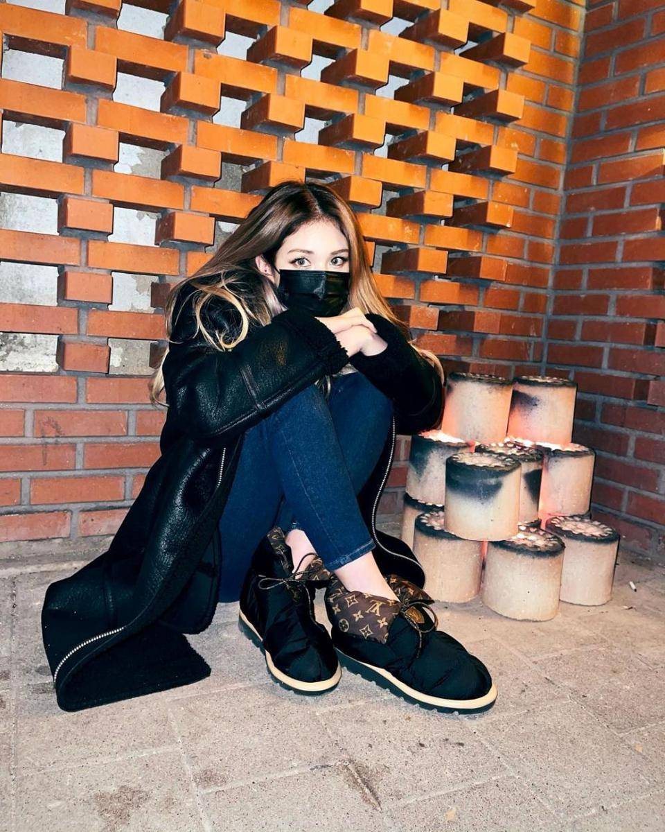 Celana jeans ala Jeon Somi (instagram.com/somsomi0309)