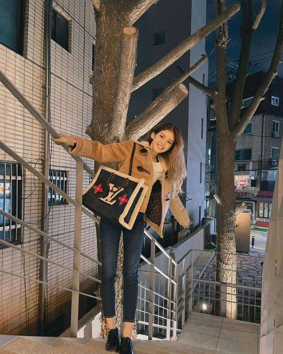 Celana jeans ala Jeon Somi (instagram.com/somsomi0309)