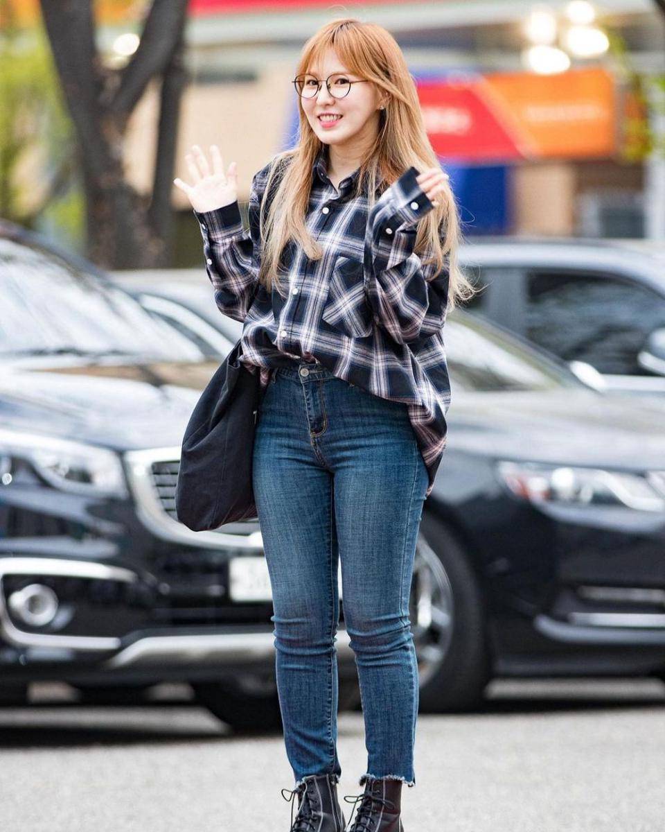 Bawahan celana jeans ala Wendy Red Velvet (instagram.com/redvelvetstyless)